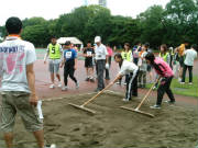 ボランティア：立ち幅跳び砂場の整備
